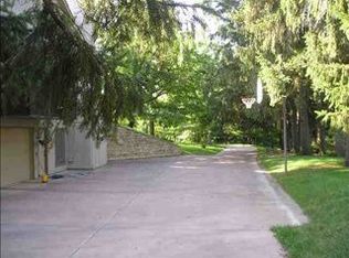 2445 Simpson St, Dubuque, IA 52003