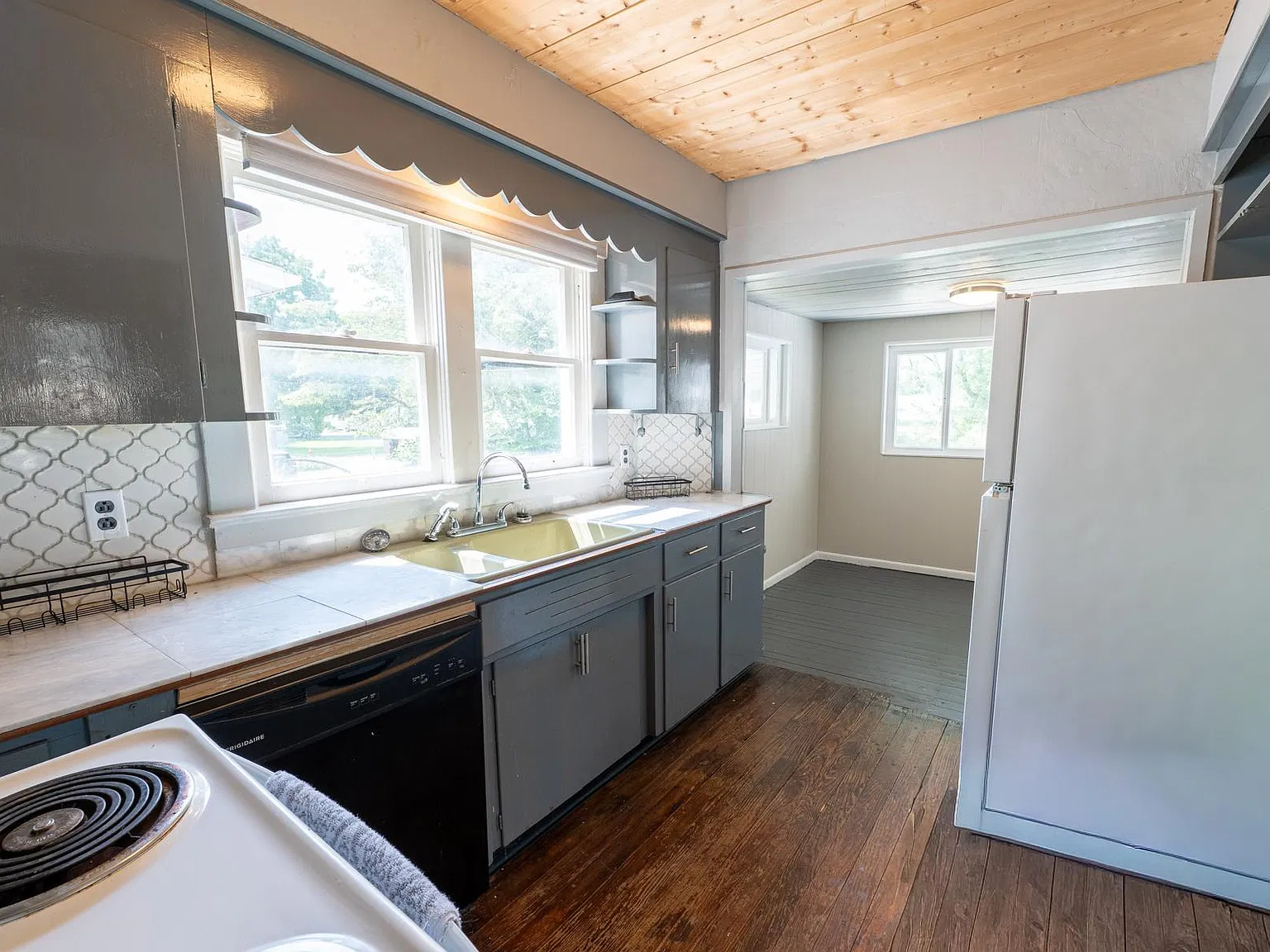 5 bed, 1407 sqft, $3,050 — Photo 2