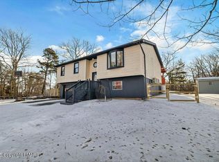 352 Mallard Ln, Bushkill, PA 18324