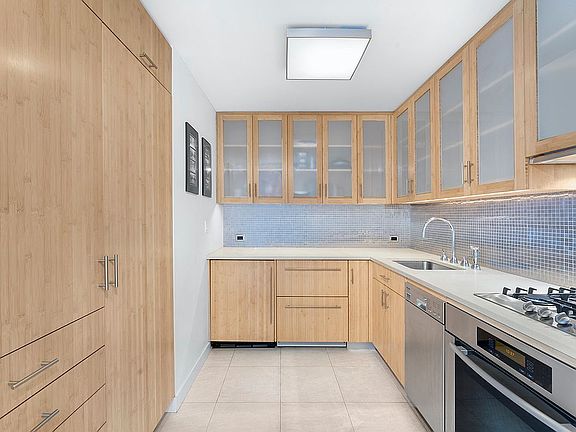 3rd image of 353 E 72nd St APT 28C