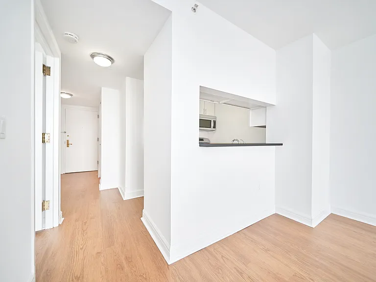 160 Riverside Blvd #16P — Photo 6