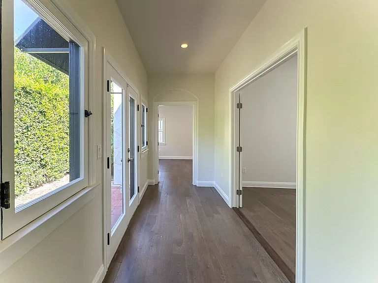 1043 S Plymouth Blvd — Photo 24