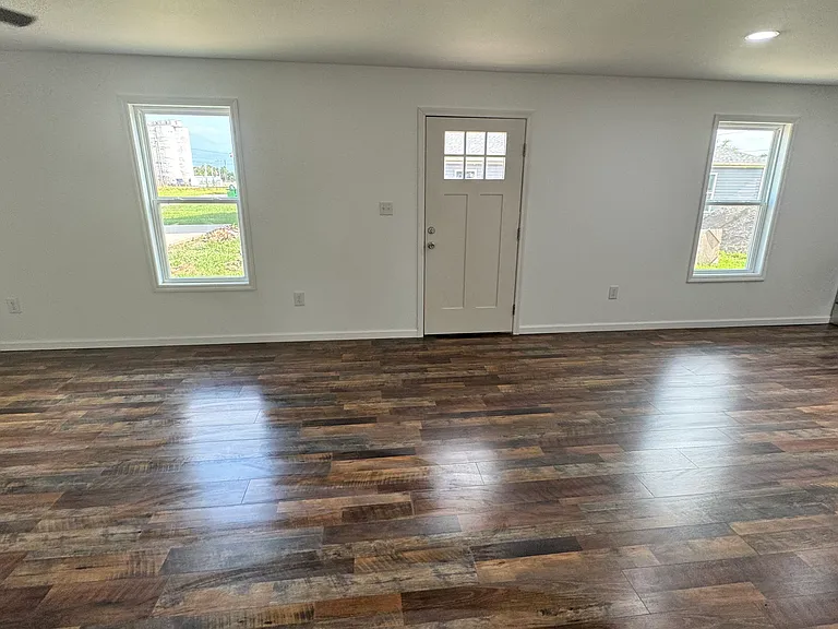 225 N Frisco St — Photo 2
