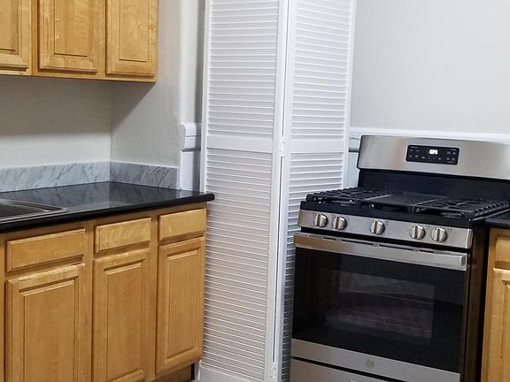 4th image of 323 Willard St