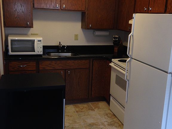 Full kitchen, granite tops, ceramic tile, DW