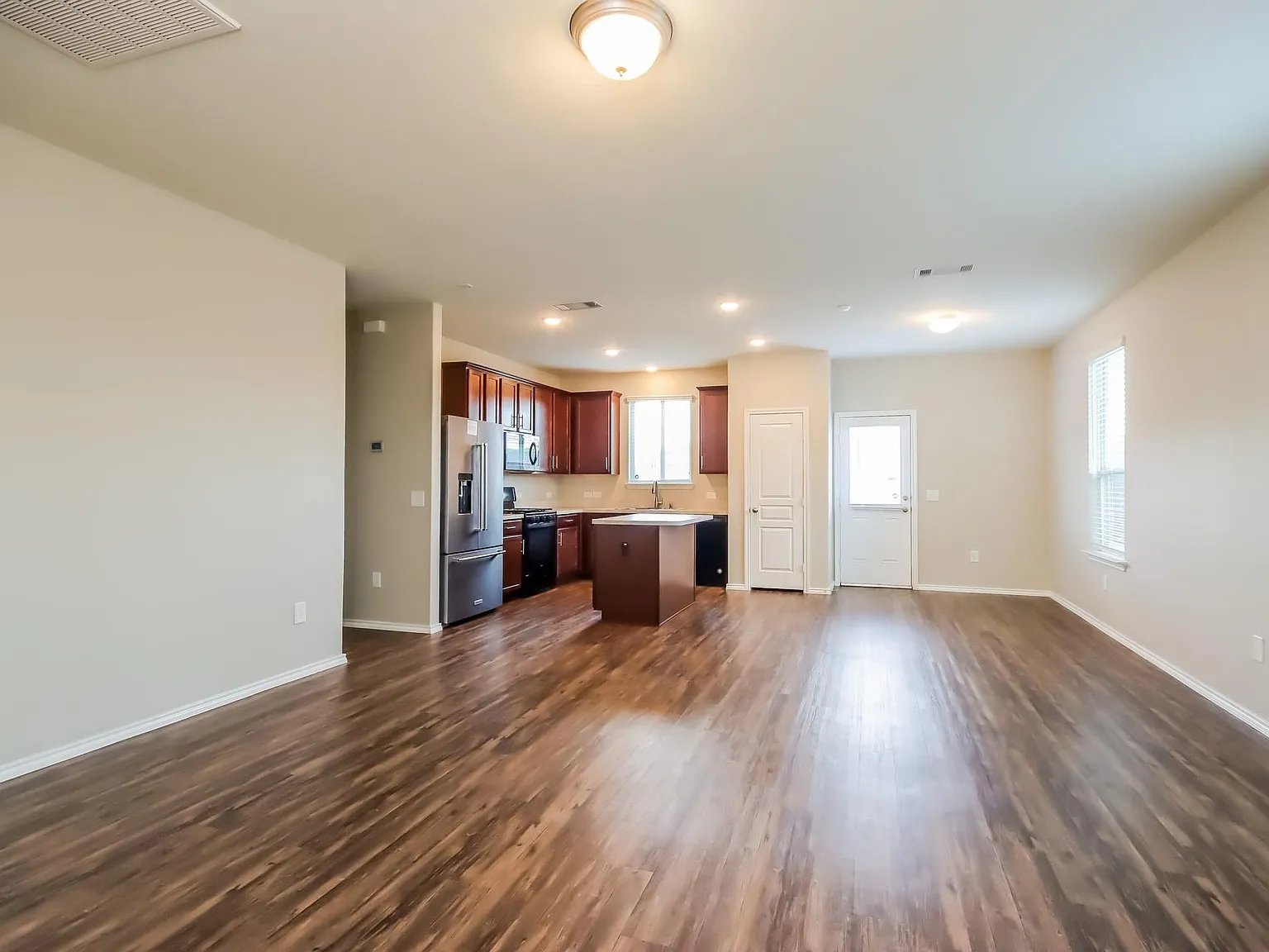 4 bed, 2.5 bath, 2572 sqft, $1,985 — Photo 4
