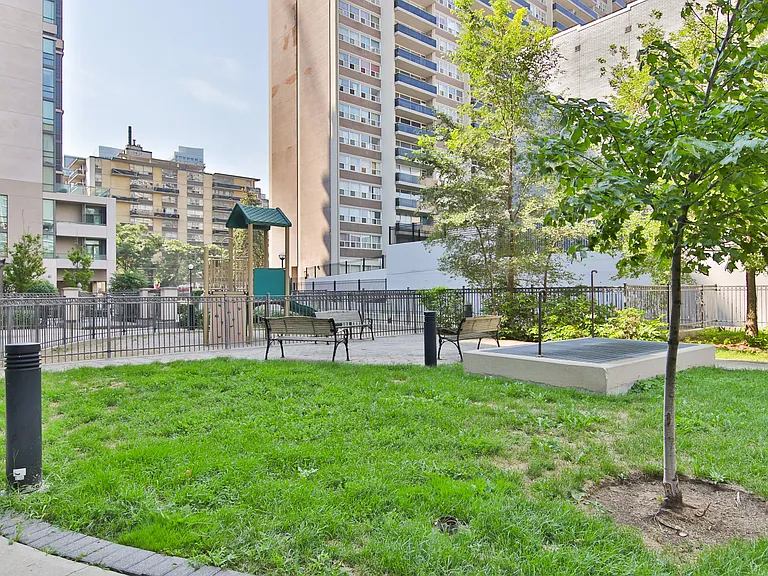 220 Redpath Ave #603 — Photo 9