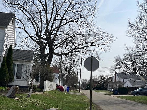 4th image of 581 S Roys Ave