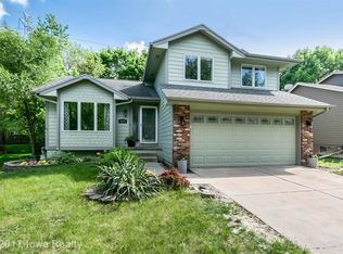 8824 Oakdale Dr, Johnston, IA 50131