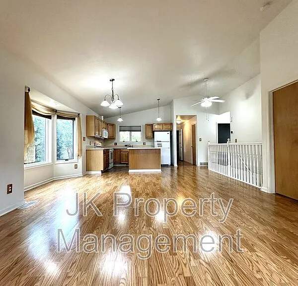 3209 Wild Rose Ln — Photo 6
