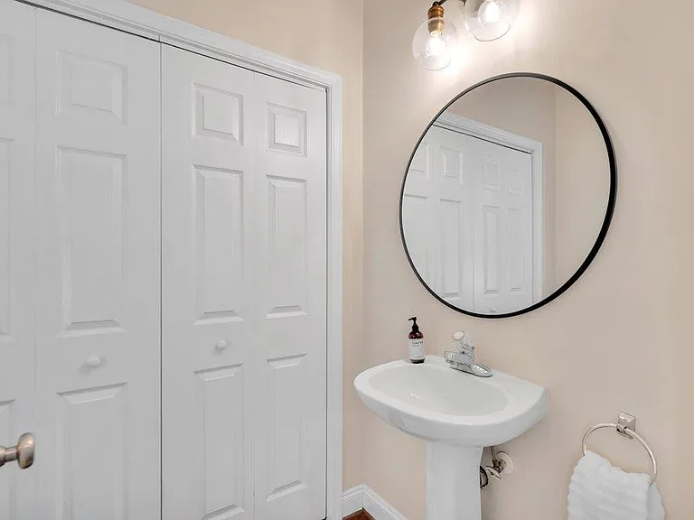 Half bath w/ laundry room on main level