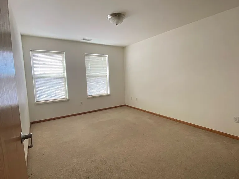 117 E Washington St — Photo 9