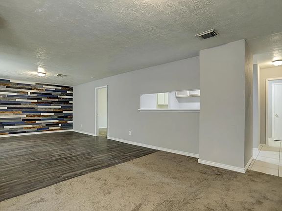 4th image of 1006 Surrey Ct