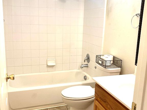 4th image of 2444 Medina Dr