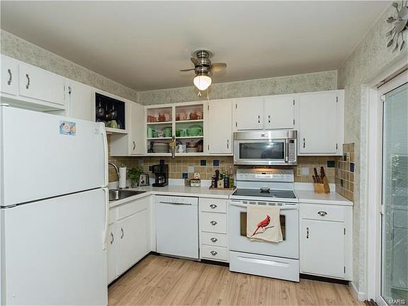 3rd image of 328 Barrington Square Est Unit 47