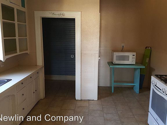 2nd image of 207 W Avenue A