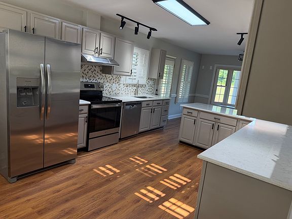 3rd image of 9314 Sawyer Rd