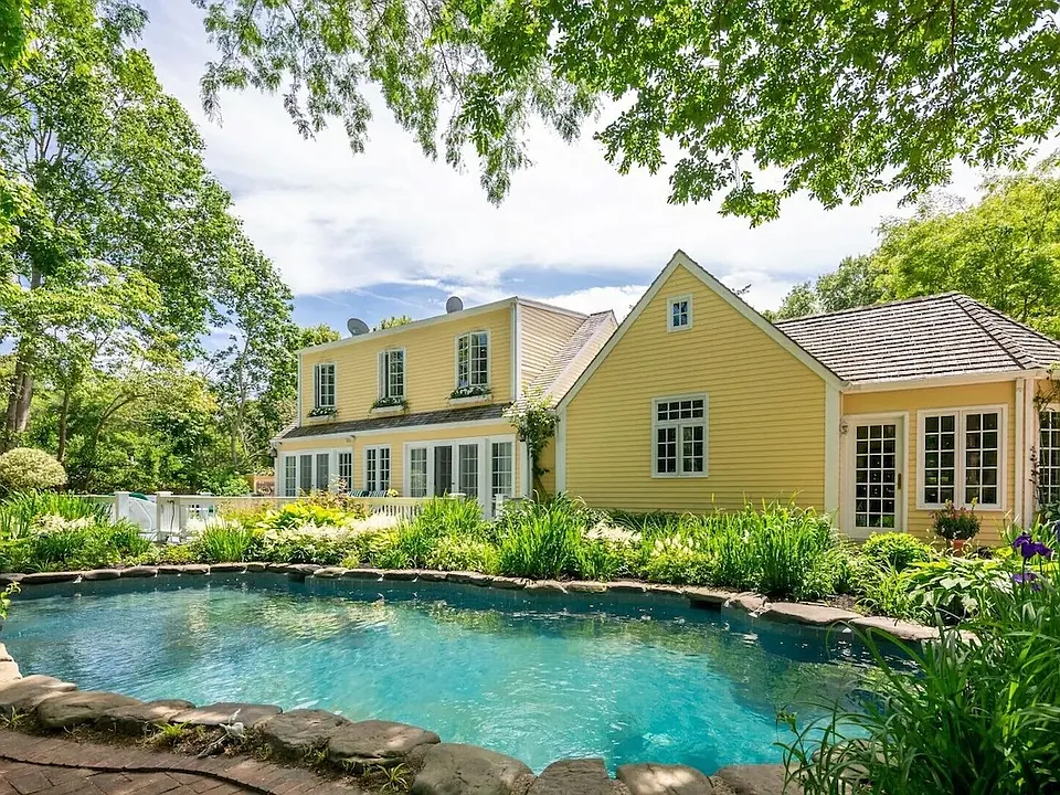 246 Tuckahoe Ln