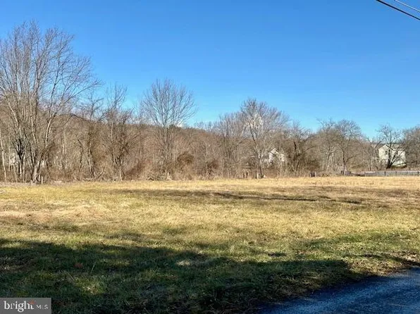 198 Middle Ln, Gore, VA 22637