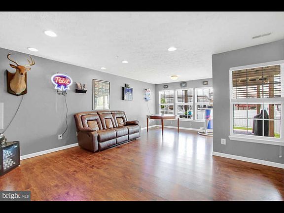 3rd image of 711 Wineberry Way