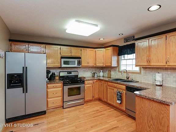 4th image of 204 E Division St #204