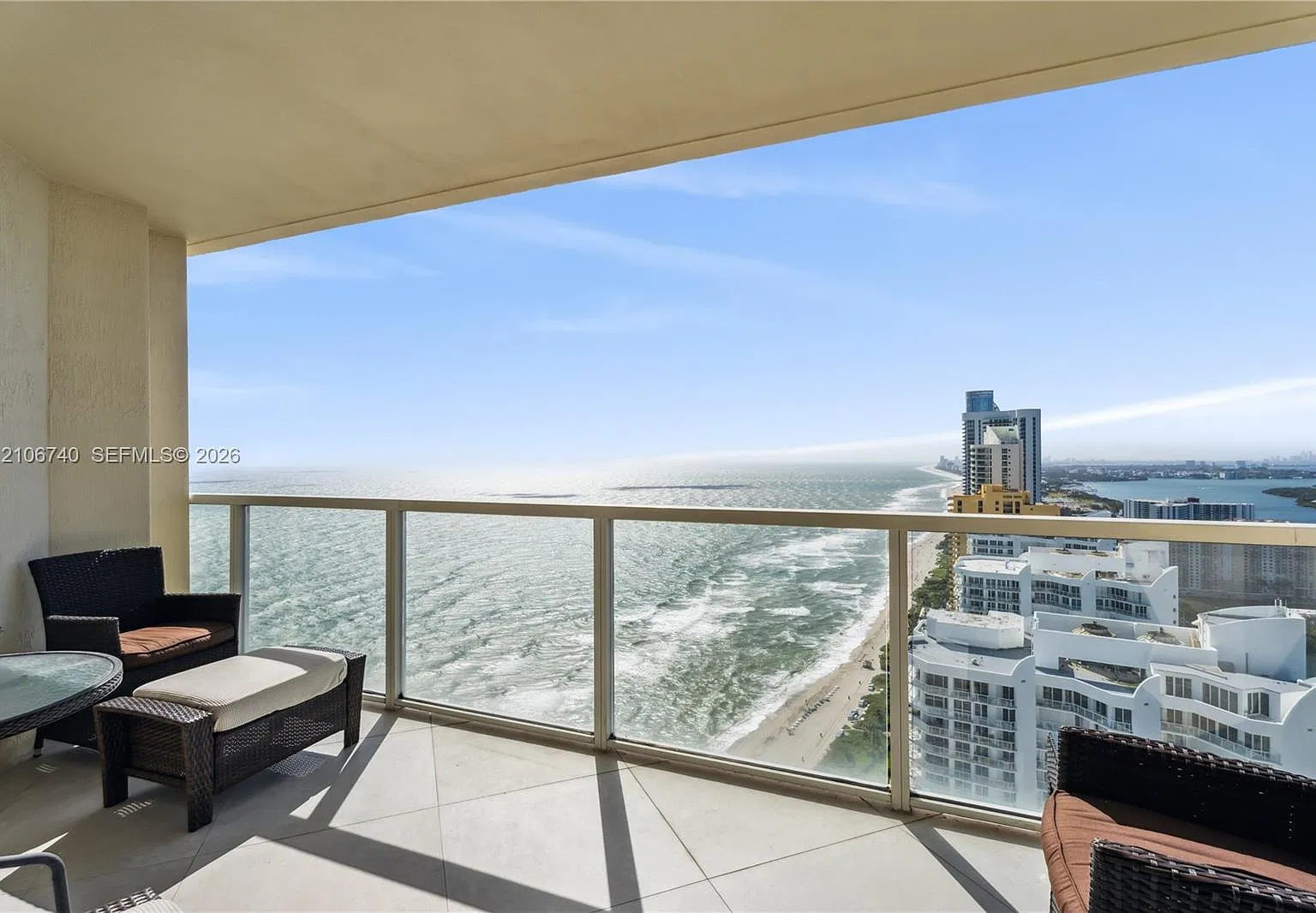 La Perla Condo — Photo 1