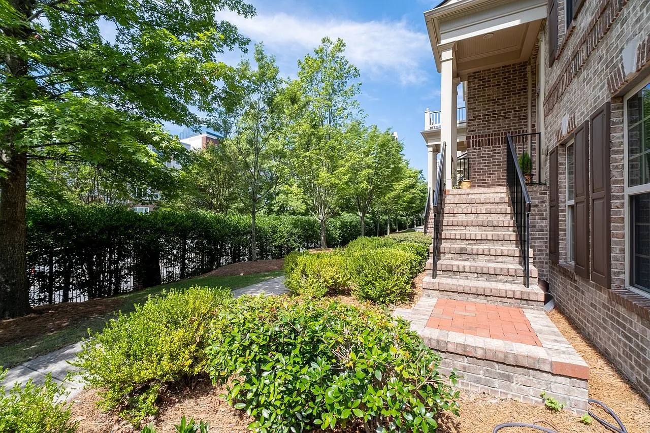 3 bed, 3.5 bath, 2352 sqft, $3,800 — Photo 3