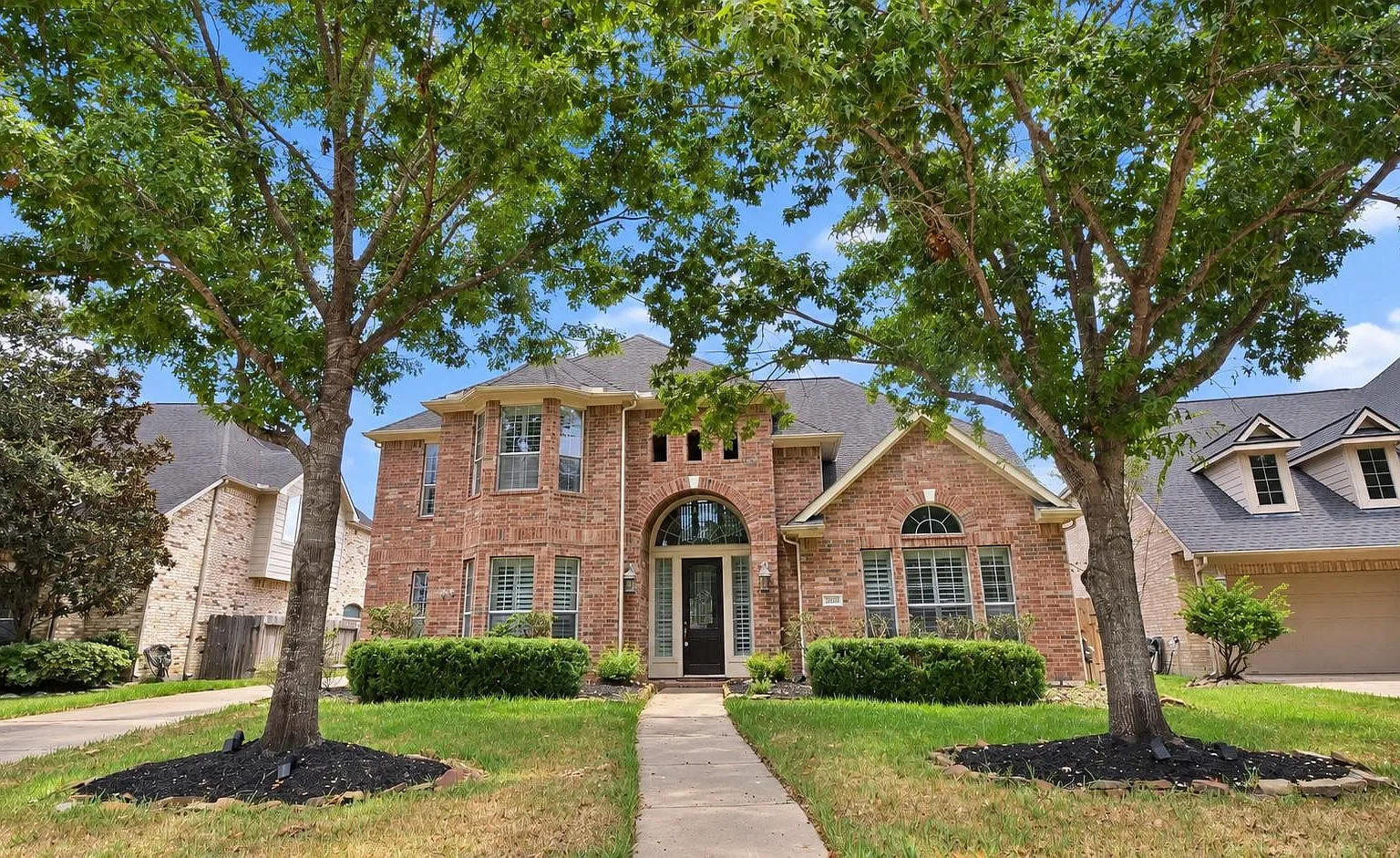 5 bed, 4.0 bath, 3854 sqft, $3,090 — Photo 2