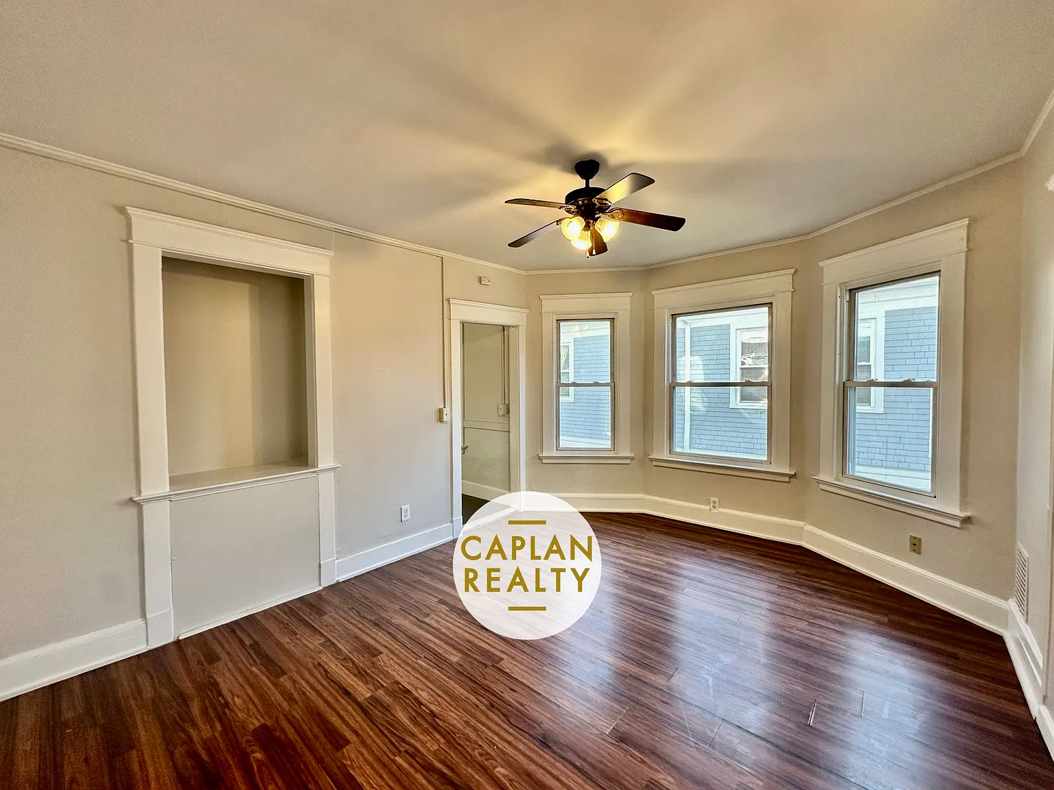 3 bed, 878 sqft, $1,850 — Photo 2