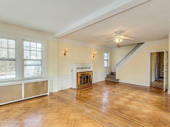 3rd image of 27 Chateau Dr