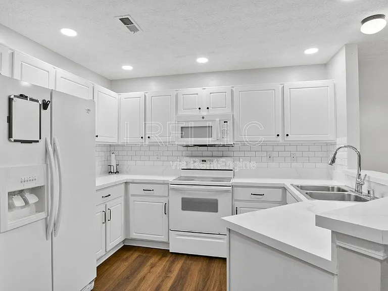 8439 Grand Trevi Dr — Photo 5