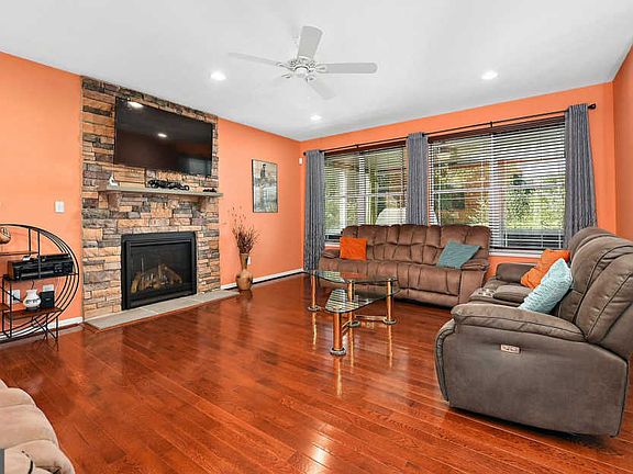 4th image of 29504 Glenwood Dr