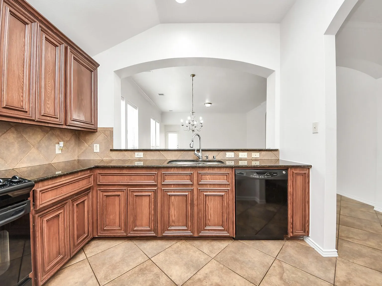 4 bed, 2.0 bath, 1923 sqft, $2,500 — Photo 4