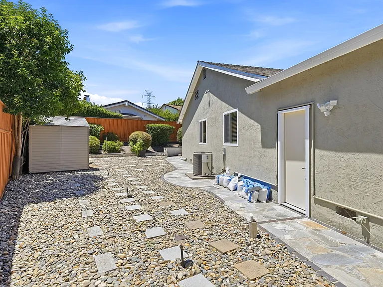 325 Goshen Ct — Photo 35