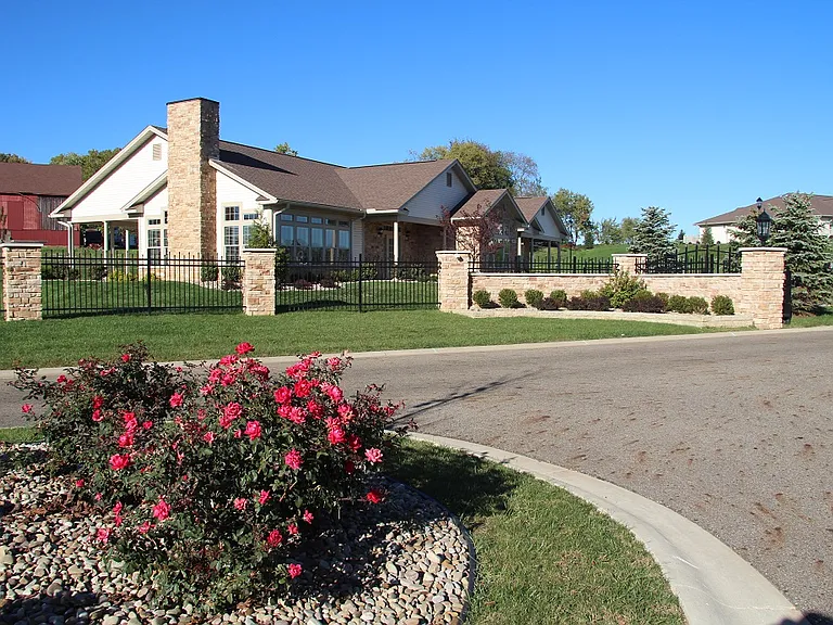 Wales Crossing Apartments — Photo 9