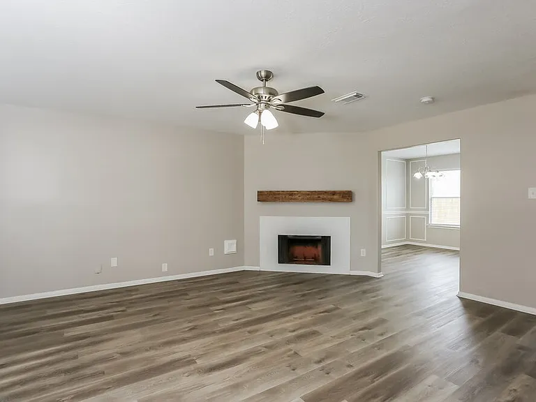 2431 Fox River Ln — Photo 5