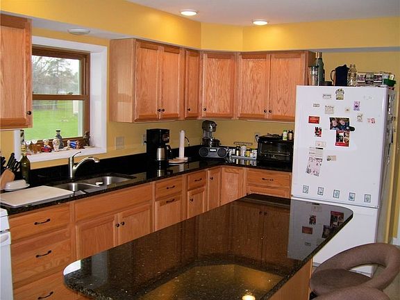 4th image of 10 Tuscarora Ave