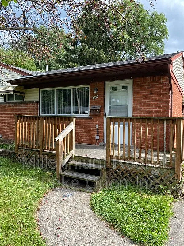 3 bed, 1.0 bath, 975 sqft, $1,395 — Photo 1