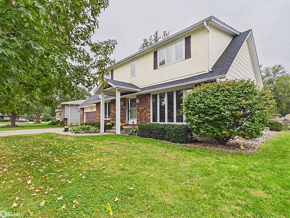 3rd image of 10 Eleanor Dr