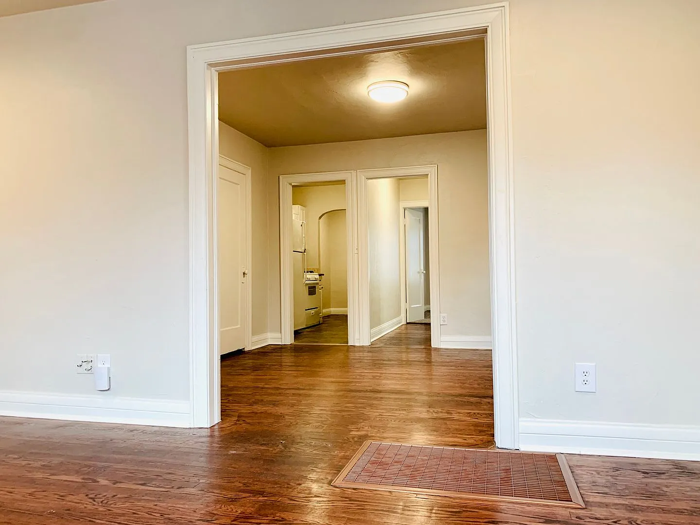 Large 1BD 1BA Apartment with Bonus Area Located in Historic Miller Neighborhood!! — Photo 4