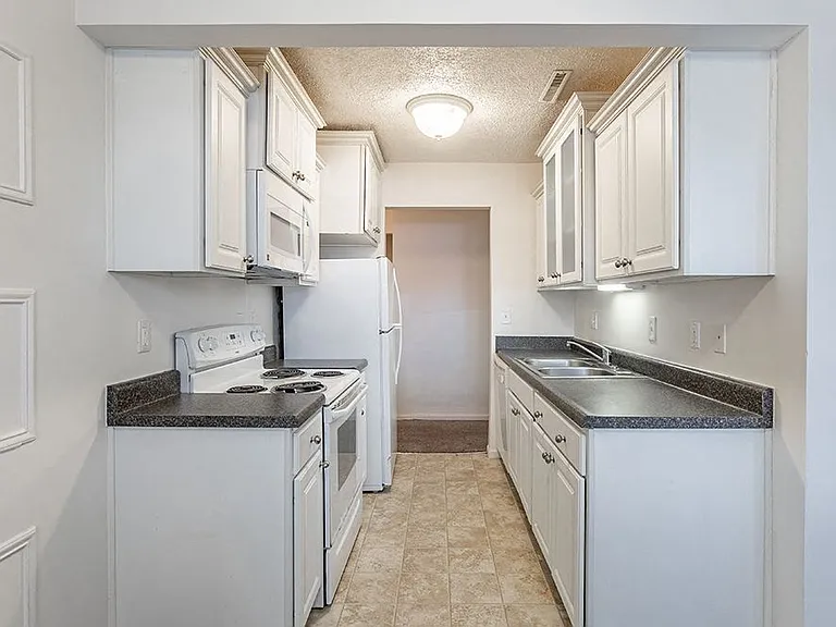 Delta Square Apartments - Lansing, MI — Photo 11