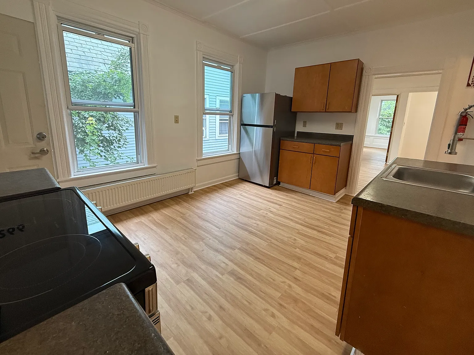 4 bed, 1000 sqft, $1,950 — Photo 2