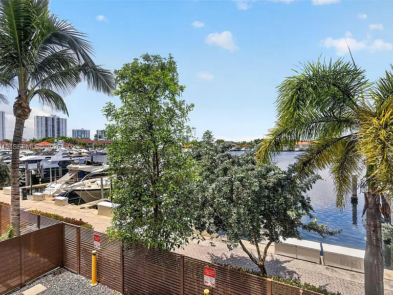 3750 Yacht Club Dr #Townhouse 5 — Photo 33