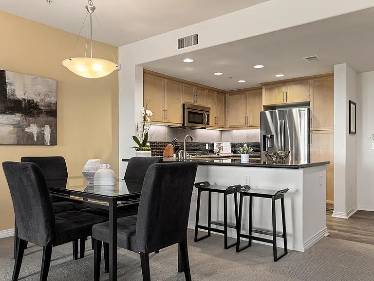 931 E Walnut St #304 — Photo 5