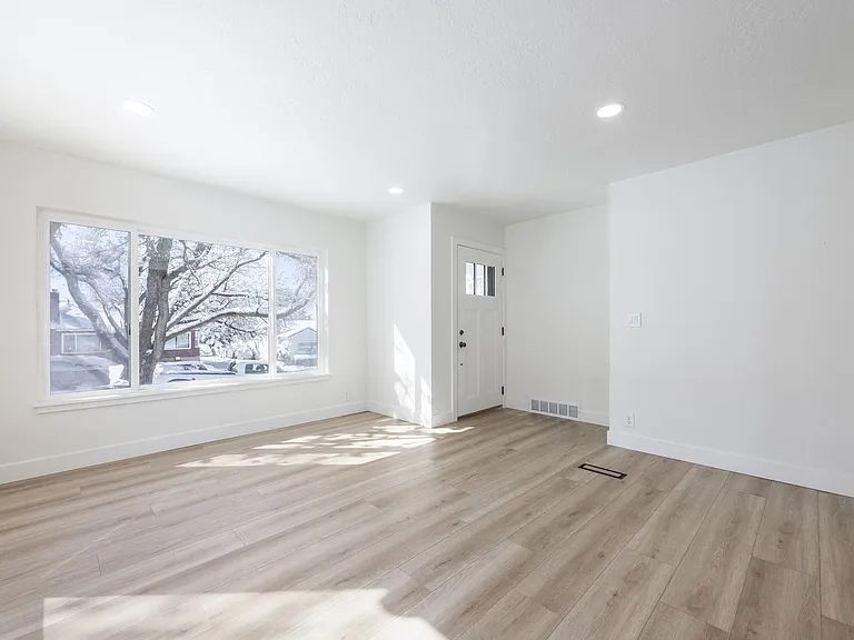 2327 E Bryan Ave — Photo 9