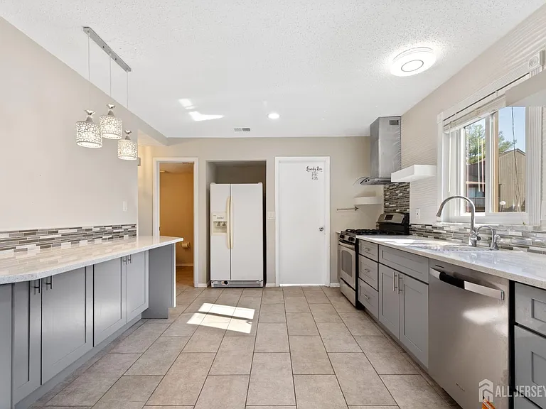 496 Westgate Dr — Photo 21