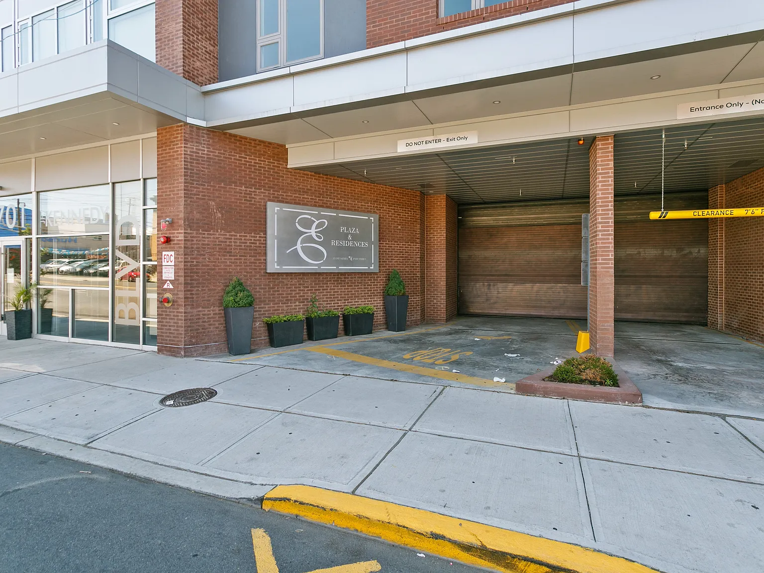 E Plaza & Residences — Photo 1