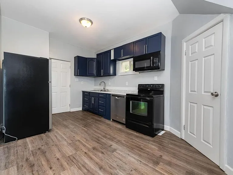 E. Walnut Hills - Cute 2 Bed In Upper Of 2 Family — Photo 8