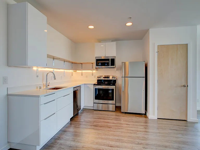 1410 Apartments — Photo 8