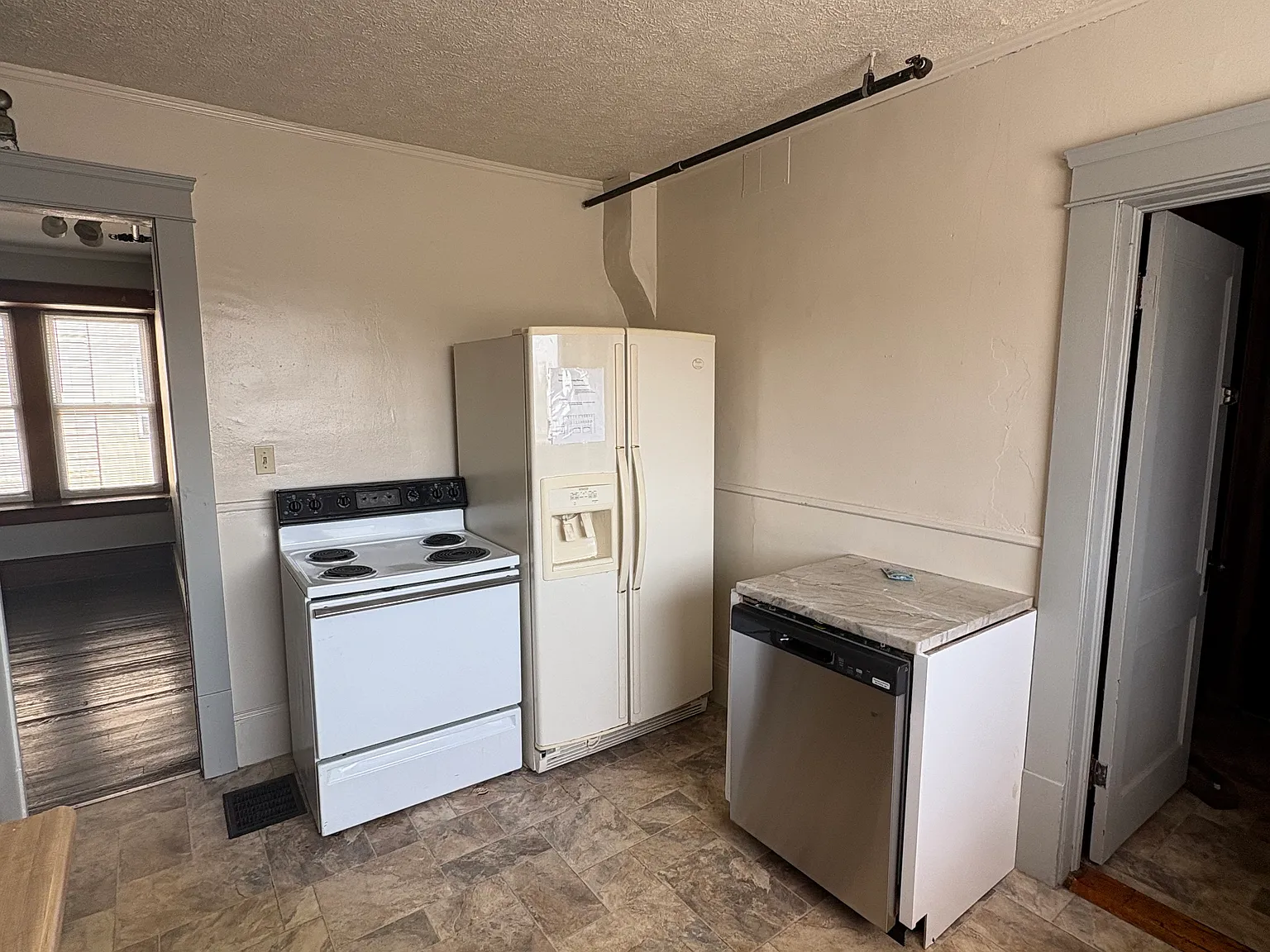 8 bed, 2.5 bath, 4000 sqft, $5,400 — Photo 4